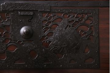 アンティーク家具　明治期　極上美品!　漆塗り　上手物　前面中桐材　透かし金具が繊細で存在感溢れる重ね佐渡箪笥(八幡箪笥、衣装箪笥、引き出し、桐箪笥、桐たんす)(R-044263)