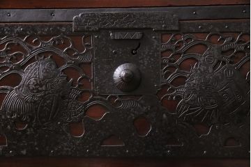 アンティーク家具　明治期　極上美品!　漆塗り　上手物　前面中桐材　透かし金具が繊細で存在感溢れる重ね佐渡箪笥(八幡箪笥、衣装箪笥、引き出し、桐箪笥、桐たんす)(R-044263)