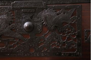 アンティーク家具　明治期　極上美品!　漆塗り　上手物　前面中桐材　透かし金具が繊細で存在感溢れる重ね佐渡箪笥(八幡箪笥、衣装箪笥、引き出し、桐箪笥、桐たんす)(R-044263)