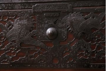 アンティーク家具　明治期　極上美品!　漆塗り　上手物　前面中桐材　透かし金具が繊細で存在感溢れる重ね佐渡箪笥(八幡箪笥、衣装箪笥、引き出し、桐箪笥、桐たんす)(R-044263)