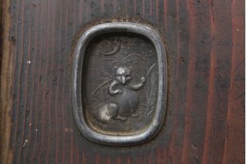 アンティーク建具　和製アンティーク　明治期　タヌキの意匠の引手が味わい深い板戸4枚セット(建具、引き戸)(R-044272)