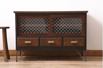 アンティーク家具　昭和初期　当店オリジナルガラス・市松模様　ペイント　メンズライクの空間におすすめなリメイクテレビ台(テレビボード、リビングボード、ローボード)(R-044275)