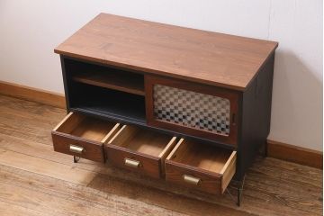 アンティーク家具　昭和初期　当店オリジナルガラス・市松模様　ペイント　メンズライクの空間におすすめなリメイクテレビ台(テレビボード、リビングボード、ローボード)(R-044275)