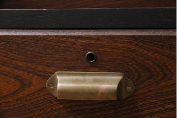 アンティーク家具　昭和初期　当店オリジナルガラス・市松模様　ペイント　メンズライクの空間におすすめなリメイクテレビ台(テレビボード、リビングボード、ローボード)(R-044275)