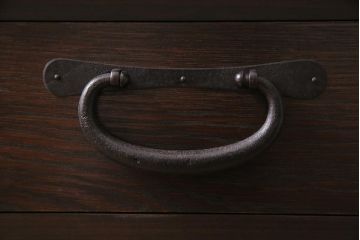 ラフジュ工房オリジナル　明治期　古建具リメイク　引き出し・脚付き　透かし彫りの意匠がアクセントになるローボード(収納棚、戸棚、テレビ台、テレビボード)(R-044276)