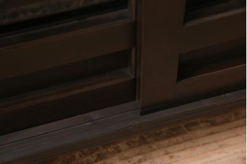 ラフジュ工房オリジナル　明治期　古建具リメイク　引き出し・脚付き　透かし彫りの意匠がアクセントになるローボード(収納棚、戸棚、テレビ台、テレビボード)(R-044276)