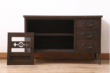 ラフジュ工房オリジナル　明治期　古建具リメイク　引き出し・脚付き　透かし彫りの意匠がアクセントになるローボード(収納棚、戸棚、テレビ台、テレビボード)(R-044276)
