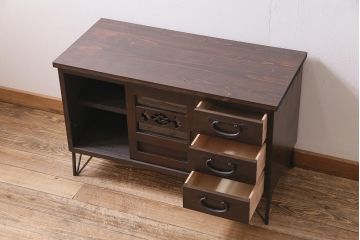 ラフジュ工房オリジナル　明治期　古建具リメイク　引き出し・脚付き　透かし彫りの意匠がアクセントになるローボード(収納棚、戸棚、テレビ台、テレビボード)(R-044276)