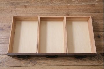 ラフジュ工房オリジナル　明治期　古建具リメイク　引き出し・脚付き　透かし彫りの意匠がアクセントになるローボード(収納棚、戸棚、テレビ台、テレビボード)(R-044276)