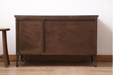 ラフジュ工房オリジナル　明治期　古建具リメイク　引き出し・脚付き　透かし彫りの意匠がアクセントになるローボード(収納棚、戸棚、テレビ台、テレビボード)(R-044276)