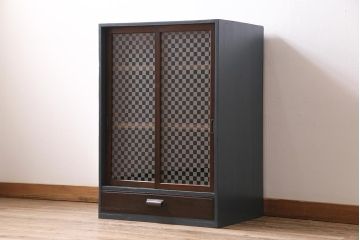 アンティーク家具　昭和初期　当店オリジナルガラス　ペイント　引き出し付き　市松模様のガラスがお洒落な戸棚(収納棚、キャビネット)(R-044278)