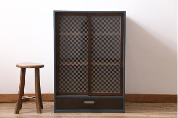 アンティーク家具　昭和初期　当店オリジナルガラス　ペイント　引き出し付き　市松模様のガラスがお洒落な戸棚(収納棚、キャビネット)(R-044278)