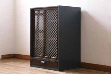 アンティーク家具　昭和初期　当店オリジナルガラス　ペイント　引き出し付き　市松模様のガラスがお洒落な戸棚(収納棚、キャビネット)(R-044278)