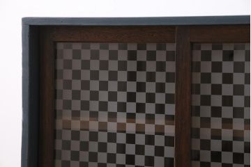 アンティーク家具　昭和初期　当店オリジナルガラス　ペイント　引き出し付き　市松模様のガラスがお洒落な戸棚(収納棚、キャビネット)(R-044278)