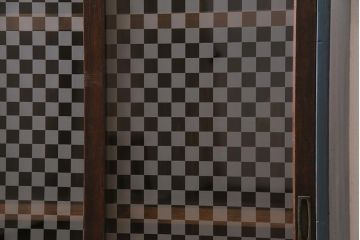 アンティーク家具　昭和初期　当店オリジナルガラス　ペイント　引き出し付き　市松模様のガラスがお洒落な戸棚(収納棚、キャビネット)(R-044278)