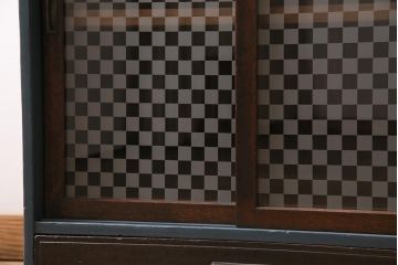 アンティーク家具　昭和初期　当店オリジナルガラス　ペイント　引き出し付き　市松模様のガラスがお洒落な戸棚(収納棚、キャビネット)(R-044278)