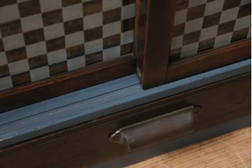 アンティーク家具　昭和初期　当店オリジナルガラス　ペイント　引き出し付き　市松模様のガラスがお洒落な戸棚(収納棚、キャビネット)(R-044278)
