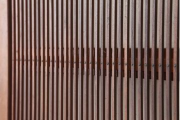 アンティーク建具　昭和中期　腰板ケヤキ材　裏障子付き　和の趣を演出する上手物の格子戸3枚セット(引き戸、障子戸)(R-044282)