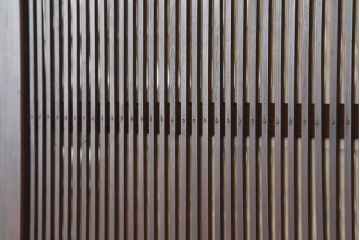 アンティーク建具　和製アンティーク　大正期　裏障子付き　ダイヤガラス　深い色合いが和の雰囲気を高める格子戸3枚セット(帯ガラス戸、引き戸)(R-044283)