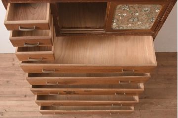 レトロ家具　昭和レトロ　昭和中期　味わいたっぷりの引き戸付きチェスト(衣装タンス、引き出し)(R-044290)