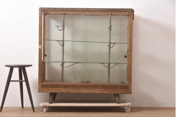 レトロ家具　昭和中期　ノスタルジックな雰囲気の脚付きガラスケース(ショーケース、陳列棚)(R-044303)