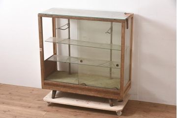 レトロ家具　昭和中期　ノスタルジックな雰囲気の脚付きガラスケース(ショーケース、陳列棚)(R-044303)