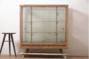 レトロ家具　昭和中期　ノスタルジックな雰囲気の脚付きガラスケース(ショーケース、陳列棚)(R-044303)