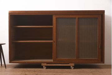 アンティーク家具　昭和中期　銀モールガラスがアクセントのレトロな戸棚(収納棚、食器棚、キャビネット)(R-044305)