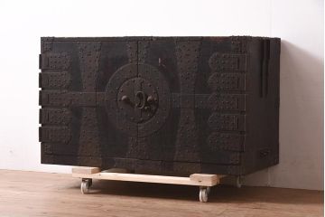 アンティーク家具　ヒノキ材　観音開き扉　金具が立派な衣装箪笥(時代箪笥、ローボード)(R-044350)