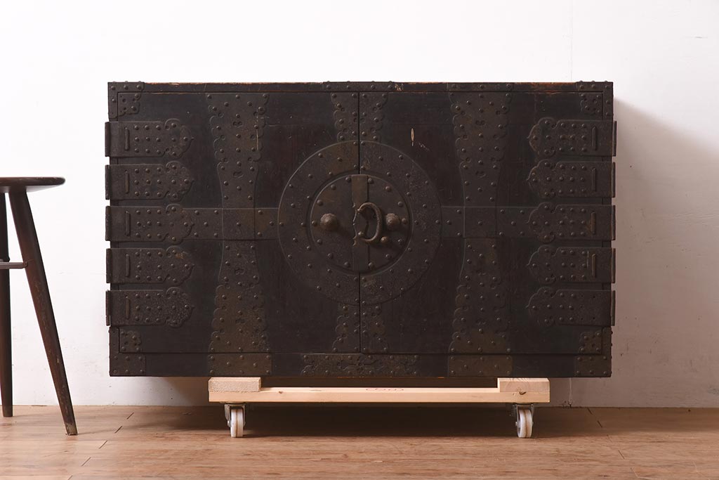 アンティーク家具　ヒノキ材　観音開き扉　金具が立派な衣装箪笥(時代箪笥、ローボード)(R-044350)
