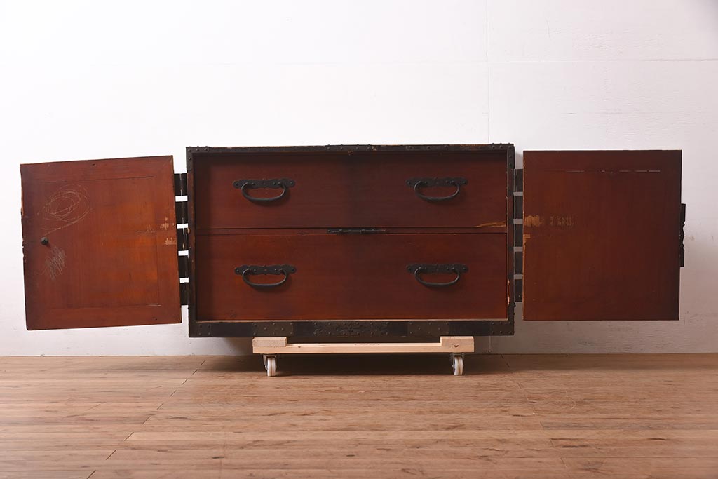 アンティーク家具　ヒノキ材　観音開き扉　金具が立派な衣装箪笥(時代箪笥、ローボード)(R-044350)