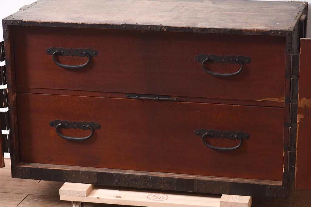 アンティーク家具　ヒノキ材　観音開き扉　金具が立派な衣装箪笥(時代箪笥、ローボード)(R-044350)