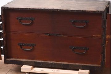 アンティーク家具　ヒノキ材　観音開き扉　金具が立派な衣装箪笥(時代箪笥、ローボード)(R-044350)