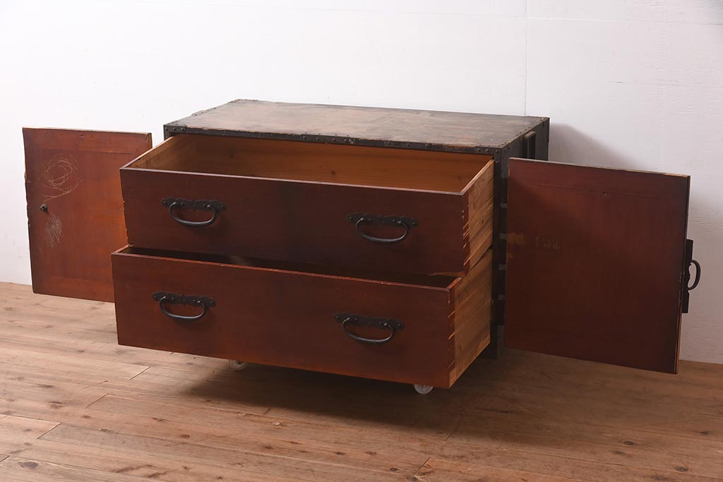 アンティーク家具　ヒノキ材　観音開き扉　金具が立派な衣装箪笥(時代箪笥、ローボード)(R-044350)