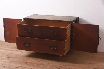 アンティーク家具　ヒノキ材　観音開き扉　金具が立派な衣装箪笥(時代箪笥、ローボード)(R-044350)