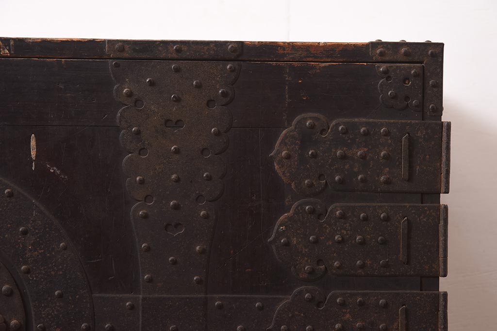 アンティーク家具　ヒノキ材　観音開き扉　金具が立派な衣装箪笥(時代箪笥、ローボード)(R-044350)