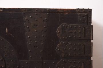 アンティーク家具　ヒノキ材　観音開き扉　金具が立派な衣装箪笥(時代箪笥、ローボード)(R-044350)