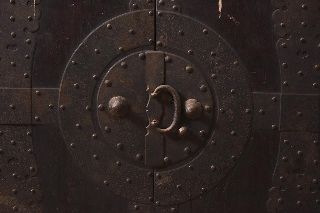 アンティーク家具　ヒノキ材　観音開き扉　金具が立派な衣装箪笥(時代箪笥、ローボード)(R-044350)