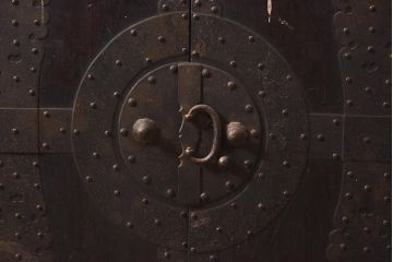 アンティーク家具　ヒノキ材　観音開き扉　金具が立派な衣装箪笥(時代箪笥、ローボード)(R-044350)