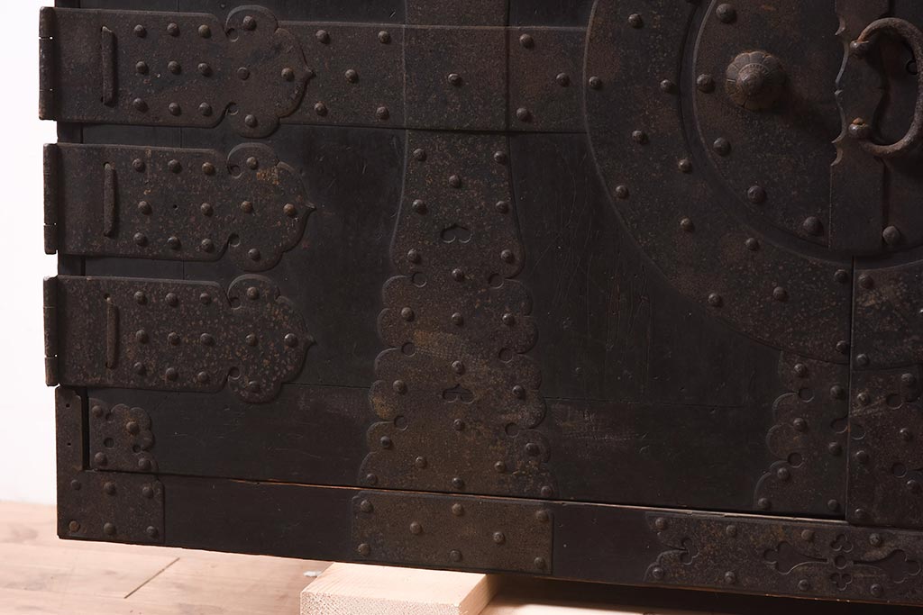 アンティーク家具　ヒノキ材　観音開き扉　金具が立派な衣装箪笥(時代箪笥、ローボード)(R-044350)