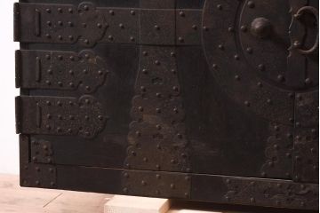 アンティーク家具　ヒノキ材　観音開き扉　金具が立派な衣装箪笥(時代箪笥、ローボード)(R-044350)