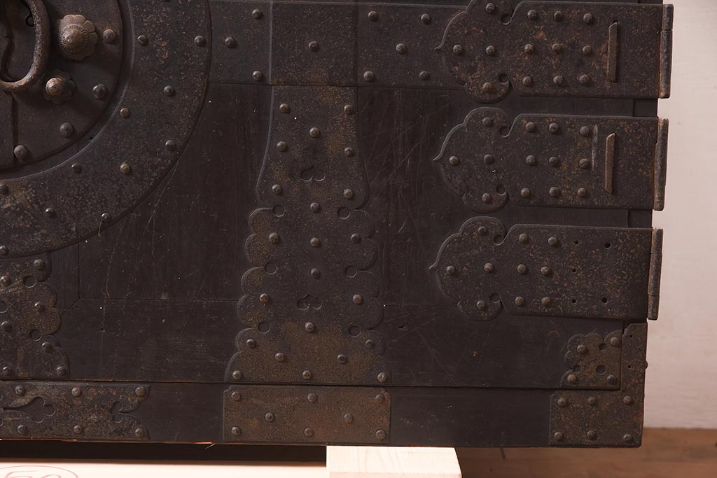 アンティーク家具　ヒノキ材　観音開き扉　金具が立派な衣装箪笥(時代箪笥、ローボード)(R-044350)