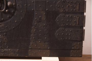 アンティーク家具　ヒノキ材　観音開き扉　金具が立派な衣装箪笥(時代箪笥、ローボード)(R-044350)