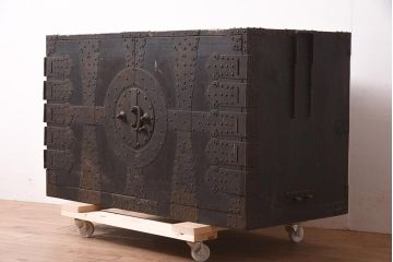 アンティーク家具　ヒノキ材　観音開き扉　金具が立派な衣装箪笥(時代箪笥、ローボード)(R-044350)