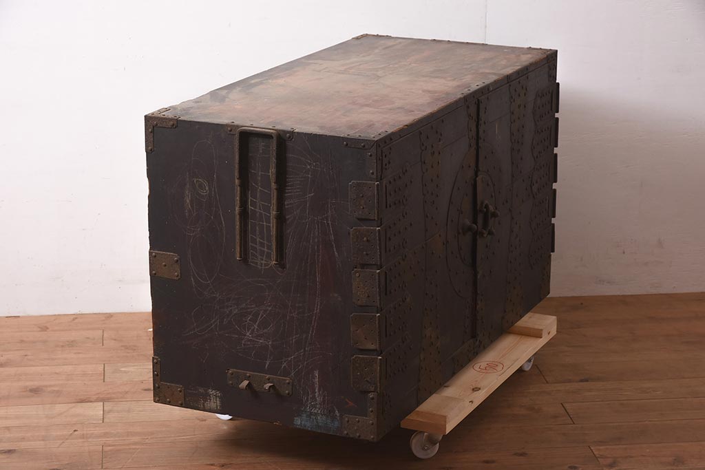 アンティーク家具　ヒノキ材　観音開き扉　金具が立派な衣装箪笥(時代箪笥、ローボード)(R-044350)