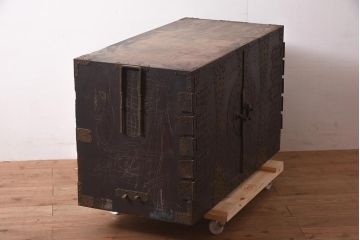 アンティーク家具　ヒノキ材　観音開き扉　金具が立派な衣装箪笥(時代箪笥、ローボード)(R-044350)