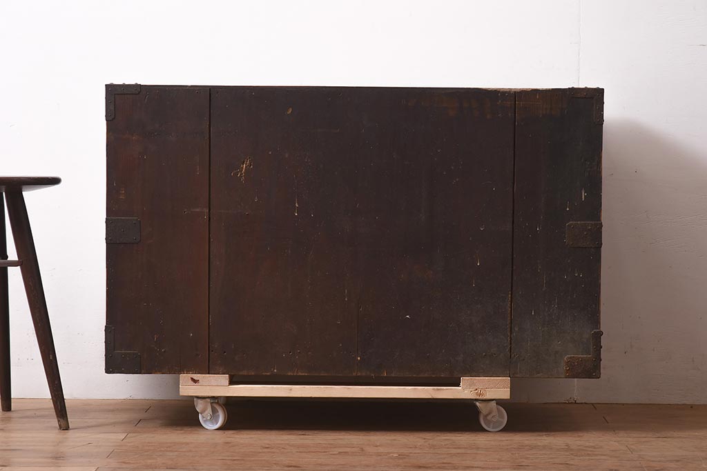 アンティーク家具　ヒノキ材　観音開き扉　金具が立派な衣装箪笥(時代箪笥、ローボード)(R-044350)