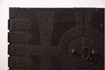 アンティーク家具　ヒノキ材　観音開き扉　金具が立派な衣装箪笥(時代箪笥、ローボード)(R-044350)