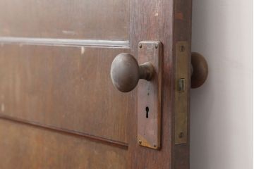 アンティーク建具　昭和初期　突き板仕上げ　独特な木目が目を引く木製ドア(木製扉)(R-044366)