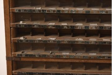 レトロ家具　昭和中期　オリヅル印　昭和レトロな佇まいが魅力のミシン糸ケース(引き出し、収納棚)(R-044372)